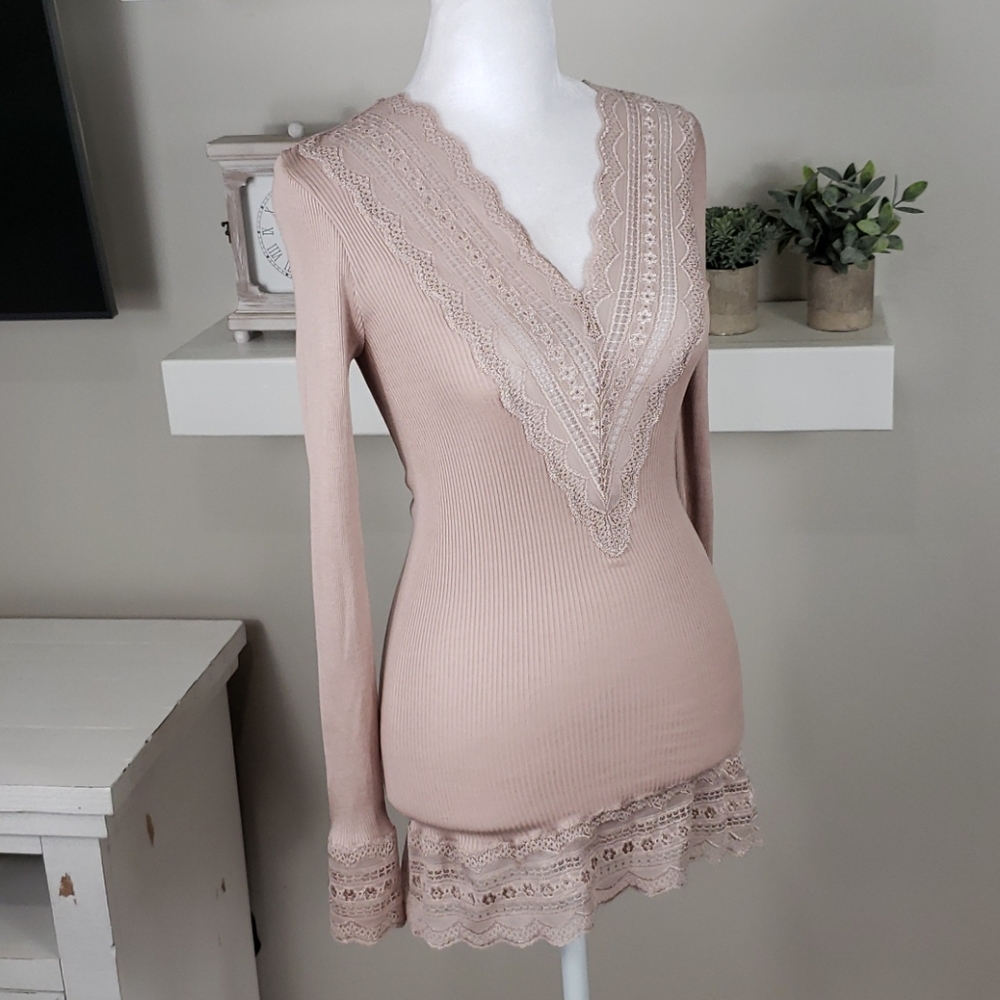 Elegant Lace Trim V-Neck Top - Picture 3 of 12